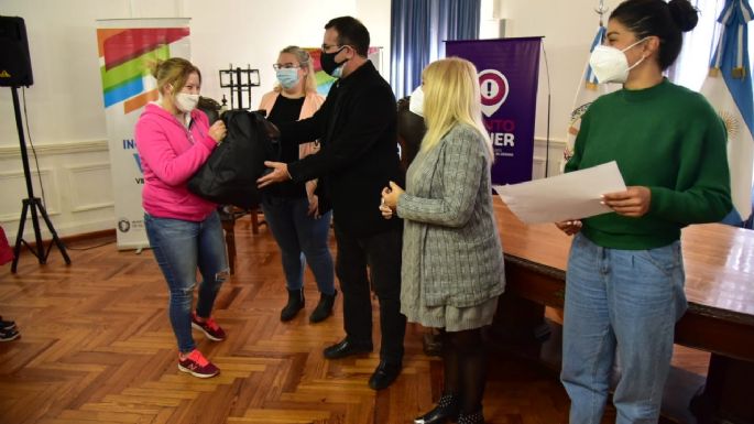 Entregaron una docena de ajuares para madres y mujeres embarazadas