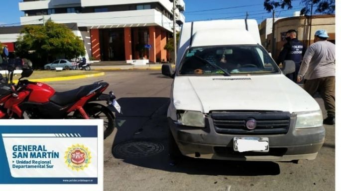 Un joven motociclista sufrió una fractura tras chocar con un utilitario