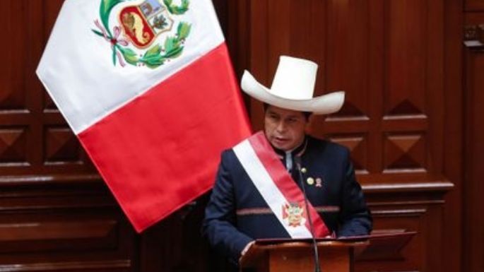 Pedro Castillo ya es presidente de Perú y promete un "golpe de inversión pública"
