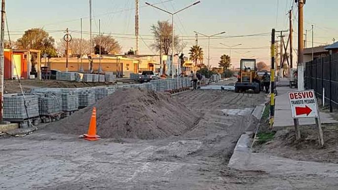 Asfalto y adoquines en la avenida