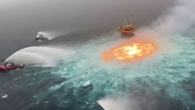Impactante incendio en el Golfo de México
