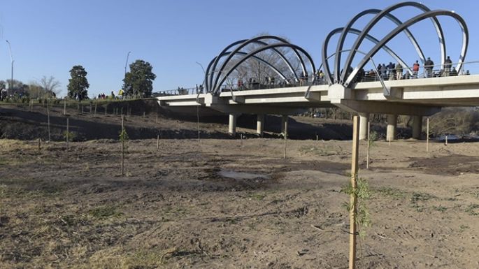 Parquizan el flamante puente