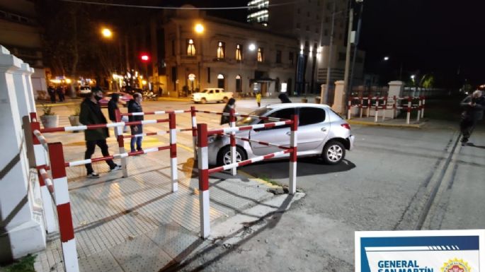 Un hombre de 80 años murió de un infarto mientras conducía y se produjo un triple choque