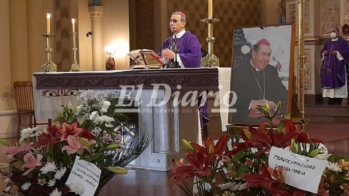 Concurrida misa por el descanso del ex obispo Roberto Rodríguez