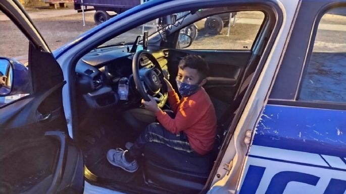 Para una tarea escolar, un niño entrevistó a policías de la ciudad