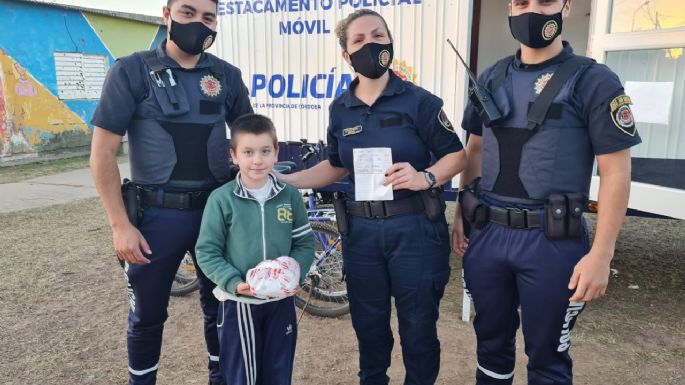 Un niño se acercó con café para los policías "para que no pasen frío"