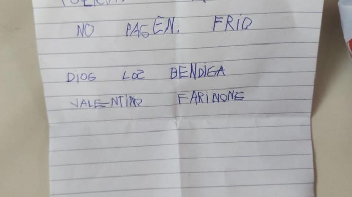 Un niño se acercó con café para los policías "para que no pasen frío"