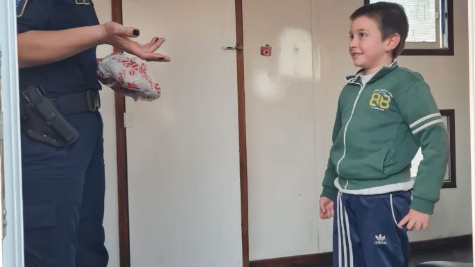 Un niño se acercó con café para los policías "para que no pasen frío"