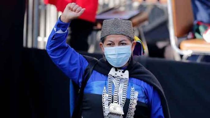Con una mujer mapuche al frente
