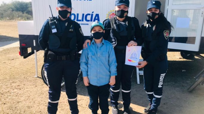 Continúan las muestras de afecto de niños a policías de la ciudad