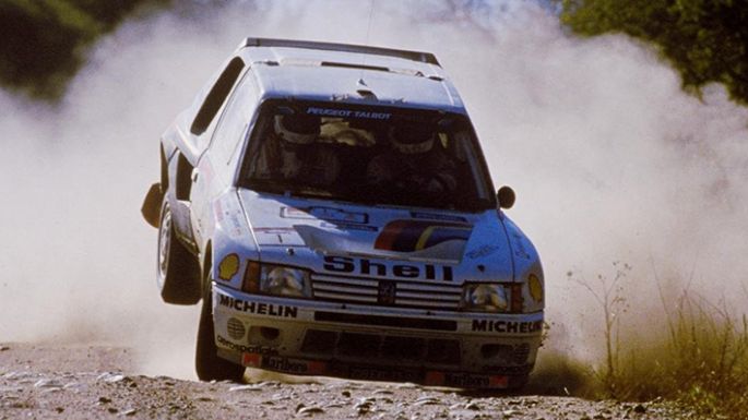 Arriba de un Peugeot 205 y por la zona