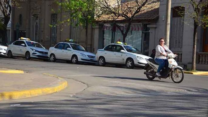 Pide que se piense en vacunar  a taxistas y remiseros de la Villa