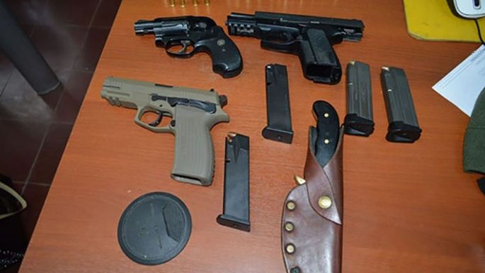 Viajaban con más de un millón de dólares, quedaron detenidos, pero fueron liberados
