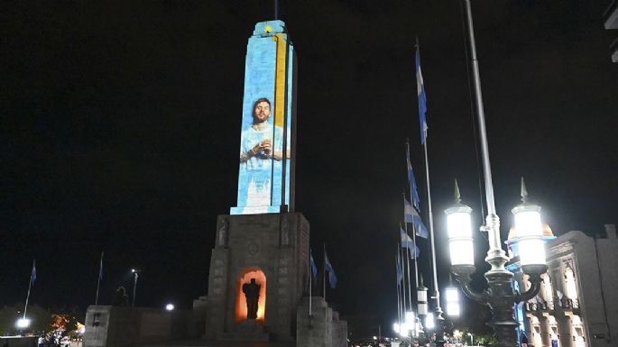 El Monumento a la Bandera "se puso la camiseta" para alentar a la Selección