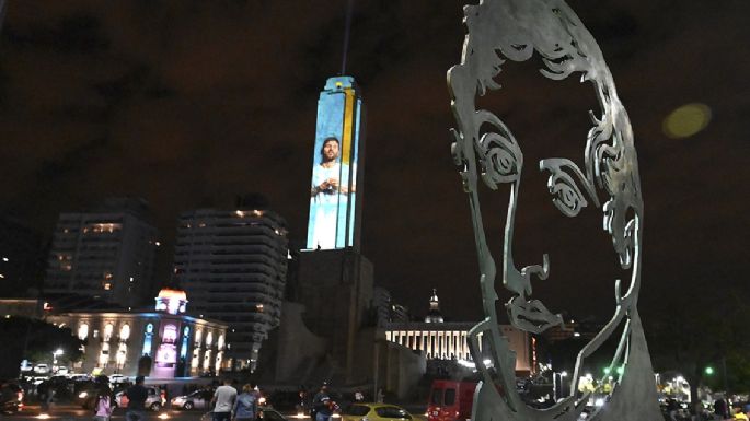 El Monumento a la Bandera "se puso la camiseta" para alentar a la Selección