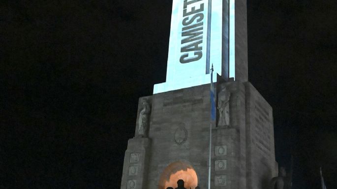 El Monumento a la Bandera "se puso la camiseta" para alentar a la Selección
