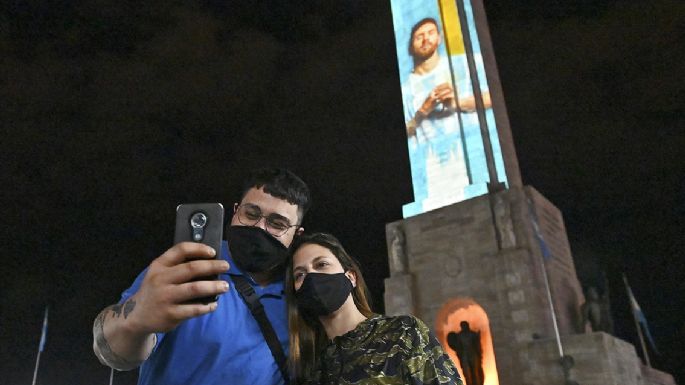 El Monumento a la Bandera "se puso la camiseta" para alentar a la Selección