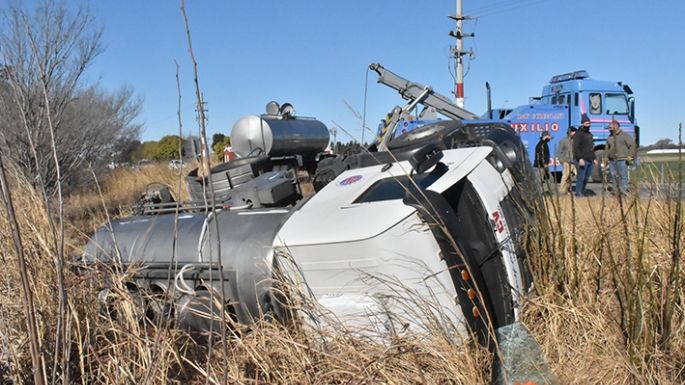Volcó un camión con leche en ruta 2