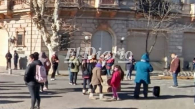 AHORA - Manifestación frente al municipio por terrenos prometidos