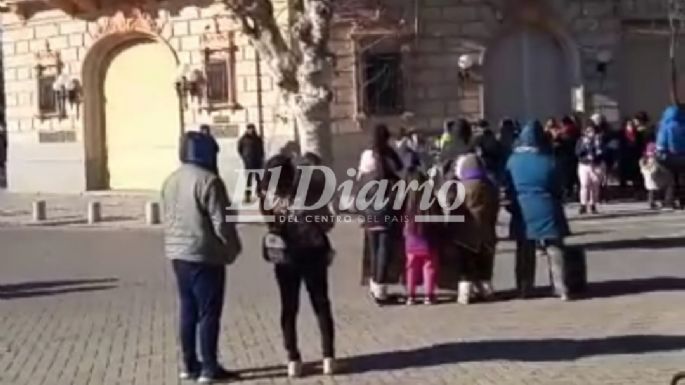 AHORA - Manifestación frente al municipio por terrenos prometidos