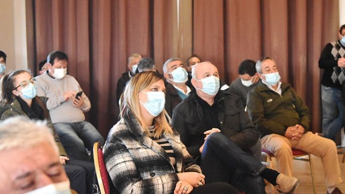 Intendentes radicales y vecinalistas acompañaron el lanzamiento de Gill