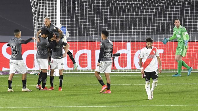 Con un gol de "Nacho" Fernández, el Mineiro amargó a River