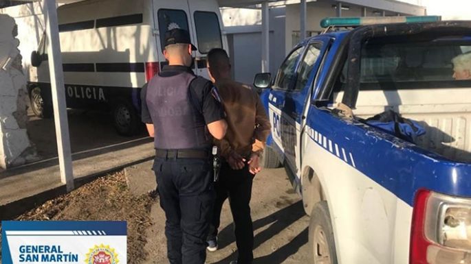 Amenazó a una motociclista con un arma de fuego... ¡de utilería!