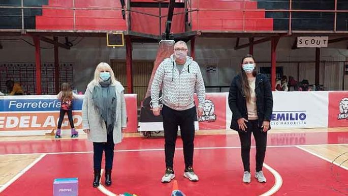 Las legisladoras Guirardelli y Abraham  donaron materiales deportivos