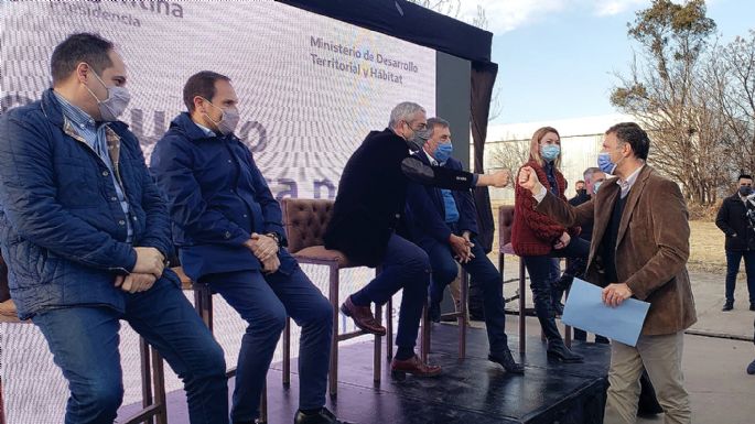 Firmaron por 300 viviendas para Villa María y 75 para Villa Nueva