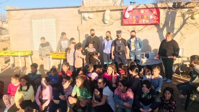 Personal policial celebró el día de la niñez en el merendero "Caminando Juntos"