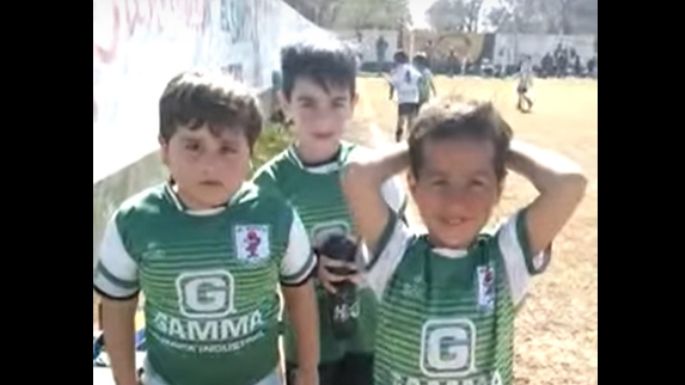 Niños y niñas disfrutan jugando al fútbol en su día