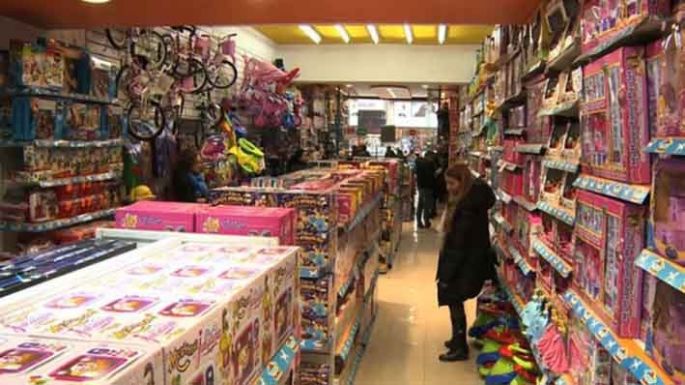 Las ventas en comercios minoristas cayeron 13,7% interanual en diciembre