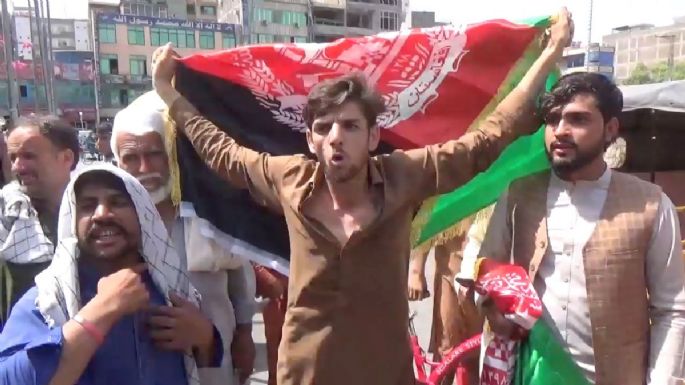 Talibanes reprimen a tiros la primera protesta en su contra