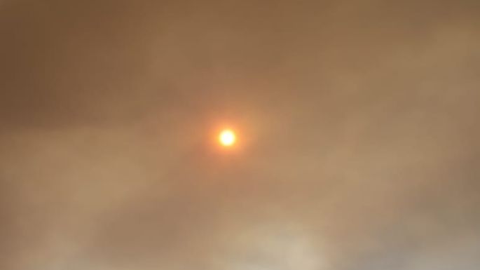 El cielo se tiñó de anaranjado por el humo del fuego en las sierras