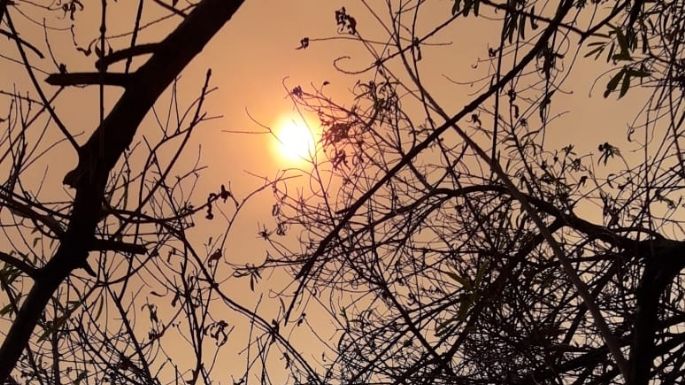 El cielo se tiñó de anaranjado por el humo del fuego en las sierras