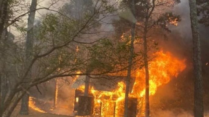Hay cuatro frentes de incendio y el cambio del viento dificulta las tareas