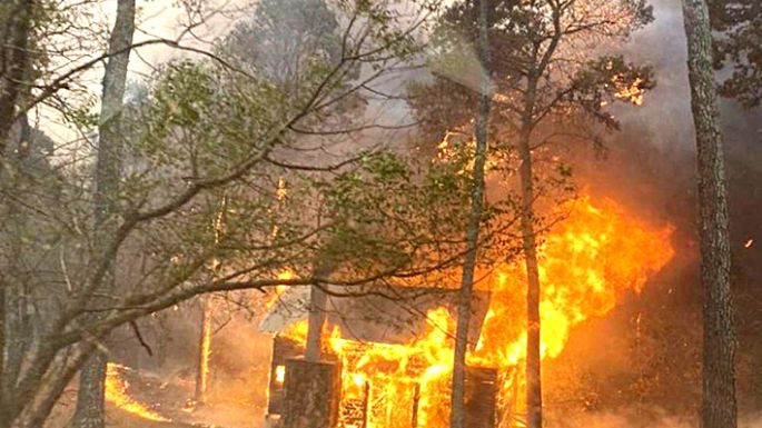 El fuego arrasa montes, casas y cabañas