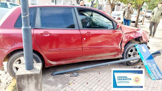 Fuerte impacto de dos autos en el centro