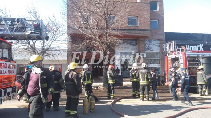 Bomberos extinguieron el incendio en el edificio Alem