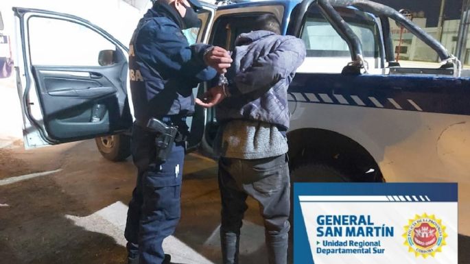 Detuvieron a un joven que intentaba robar elementos de un camión