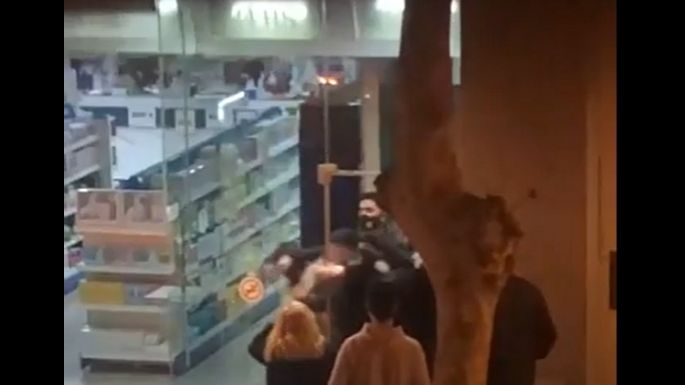 Pelea "a las trompadas" en la fila de la farmacia