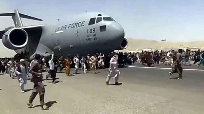 Decenas de aviones de EE.UU. en Kabul