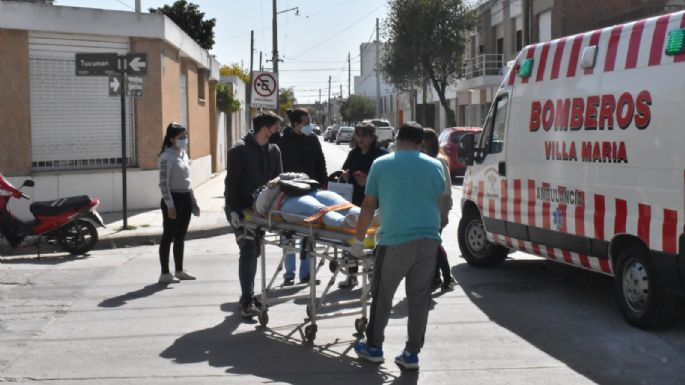 Una motociclista fue trasladada al Pasteur con lesiones leves tras chocar contra un auto