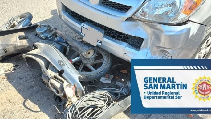 Una camioneta chocó contra una moto y dos jóvenes resultados heridos leves