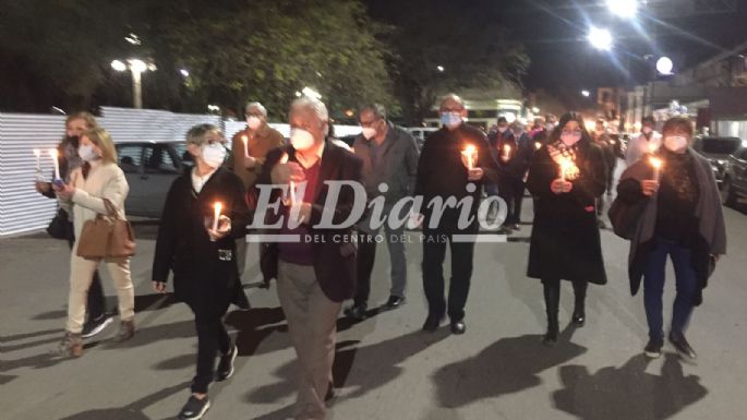VIDEO - Comenzó la "Marcha de las velas" en Plaza Centenario