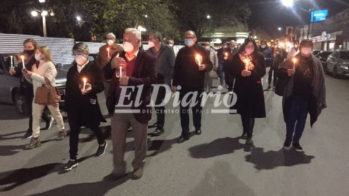 VIDEO - Comenzó la "Marcha de las velas" en Plaza Centenario