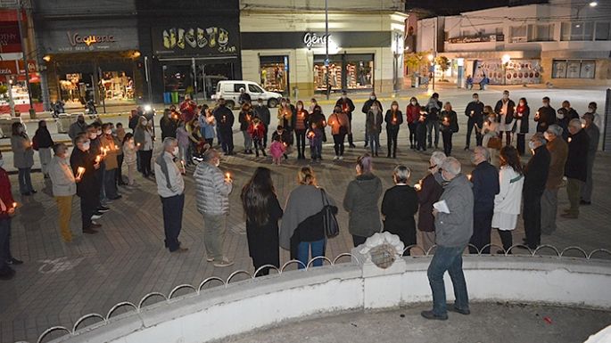Un emotivo homenaje a médicos y personal de salud fallecidos
