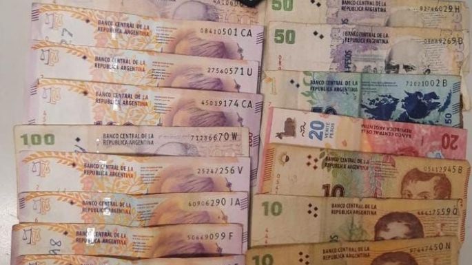 Le robó dinero y otras pertenencias a un remís que estaba estacionado