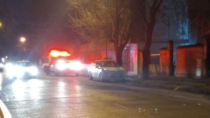 Incendio de pastizales en un centro de manzana