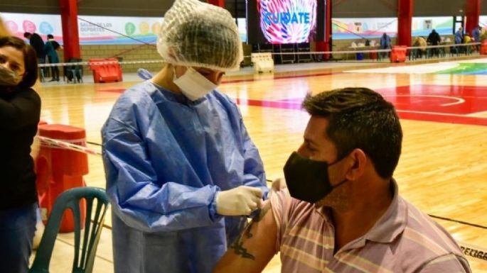 COVID-19: mañana vacunan a mayores de 30 años en barrio Los Olmos